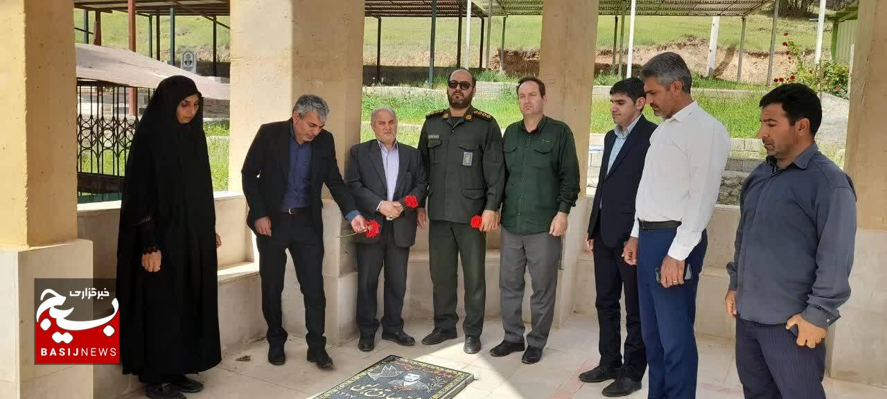 مزار مطهر شهید معلم شهید صادق بهرامی  عطر افشانی شد