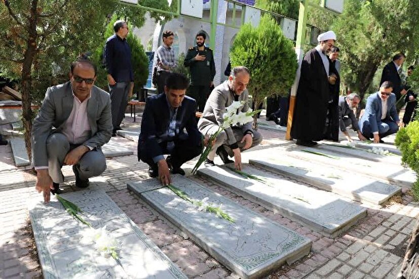  قبور مطهر شهدای کلانشهر اراک گلباران شد