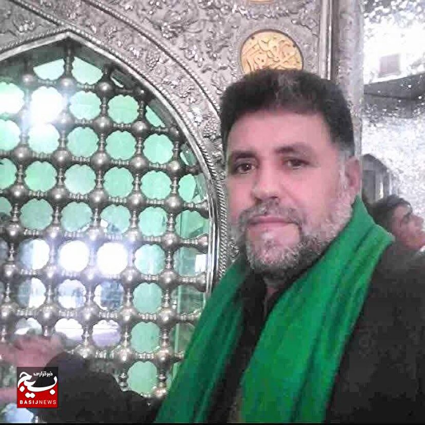 در میان هیاهوی ماشین‌آلات کارخانه تاک قزوین، صدای تلاوت قرآن سید احمد، آرام‌بخش دل‌هاست