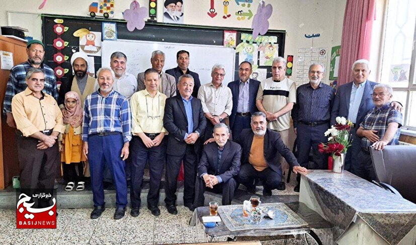 دیدار هم‌کلاسی های قدیمی با معلمان دیروزشان