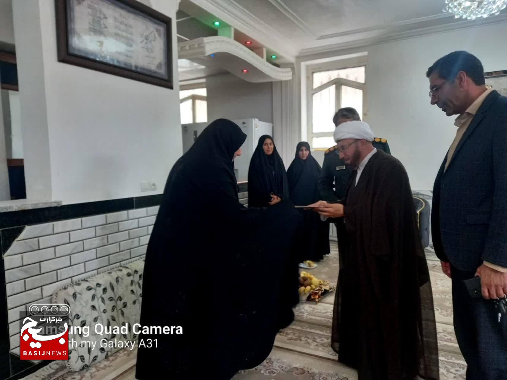 دیدار فرمانده و مسئول دفتر نمایندگی ولی فقیه سپاه ناحیه الشتر با خانواده شهید فرهنگی محمدرضا میرزایی