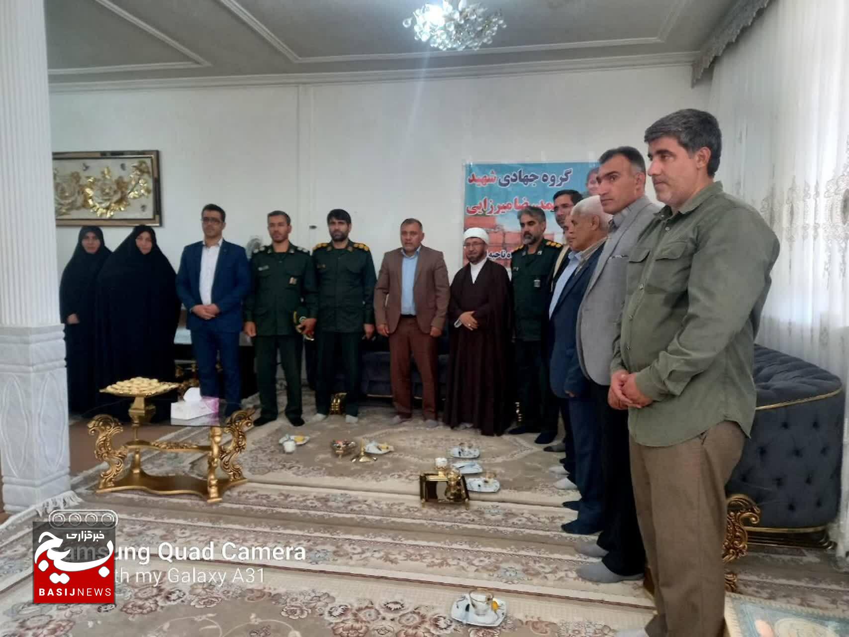 دیدار فرمانده و مسئول دفتر نمایندگی ولی فقیه سپاه ناحیه الشتر با خانواده شهید فرهنگی محمدرضا میرزایی