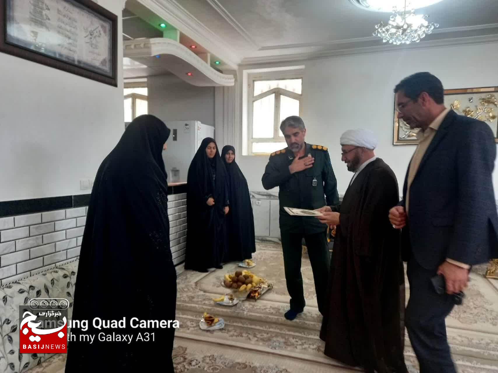 دیدار فرمانده و مسئول دفتر نمایندگی ولی فقیه سپاه ناحیه الشتر با خانواده شهید فرهنگی محمدرضا میرزایی