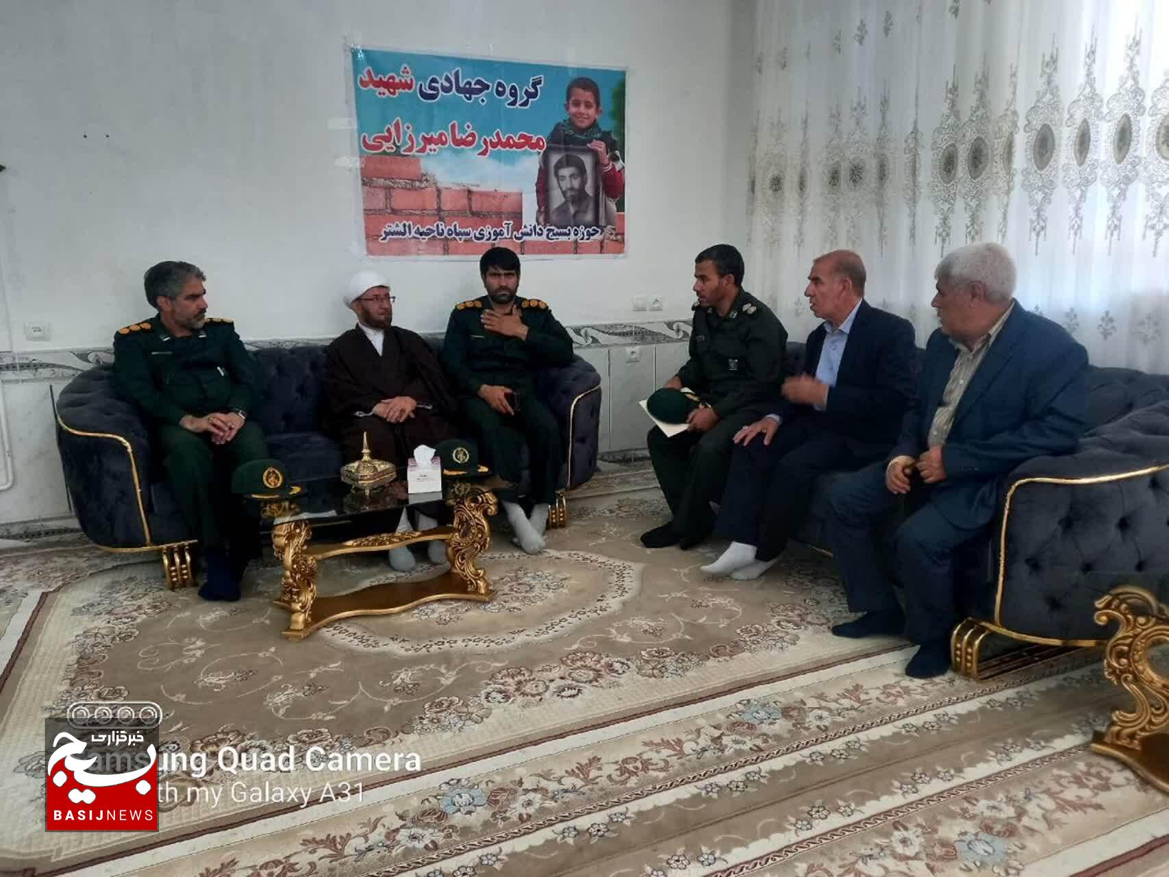 دیدار فرمانده و مسئول دفتر نمایندگی ولی فقیه سپاه ناحیه الشتر با خانواده شهید فرهنگی محمدرضا میرزایی