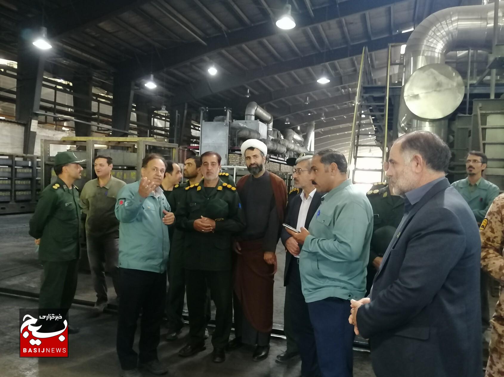 بازدید فرماندهی و جمعی از سبزپوشان ناحیه مقاومت بسیج،از کارخانه دیرگداز و آرد والسی شهرستان گناباد