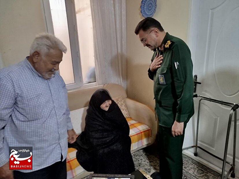 فرماندهان سپاه استان سمنان و شهرستان گرمسار با خانواده شهید زمانی دیدار کردند