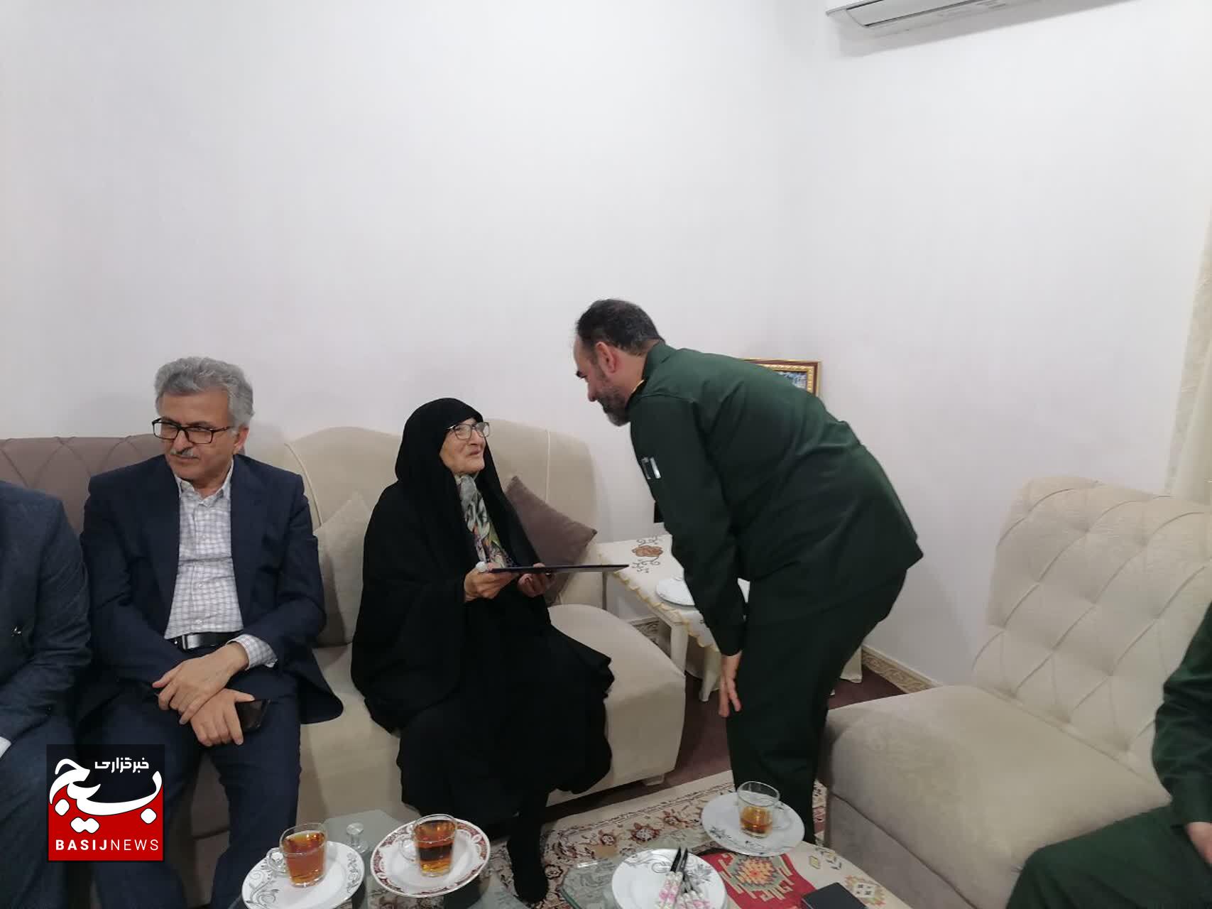 دیدار فرمانده سپاه قدس گیلان با خانواده «شهید غلامحسن ضامن» در رشت