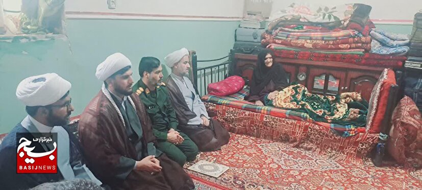 مسئول نمایندگی ولی فقیه در سپاه سلمان با خانواده شهید حسن امیری در نیکشهر دیدار کرد