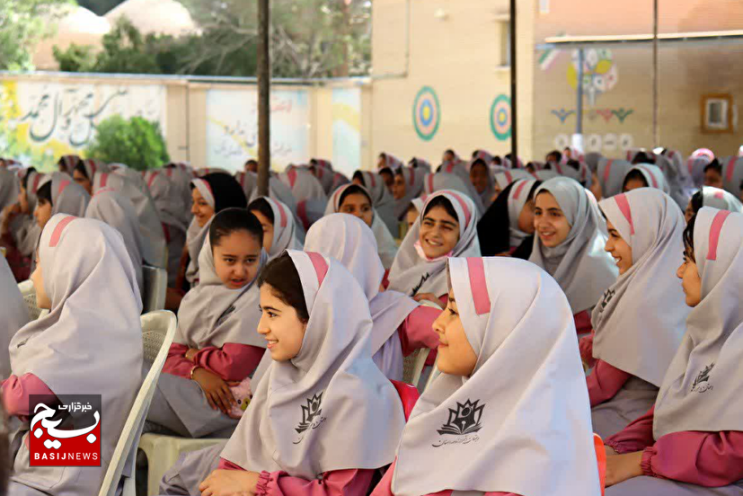 آیین نواختن زنگ سپاس معلم در دامغان
