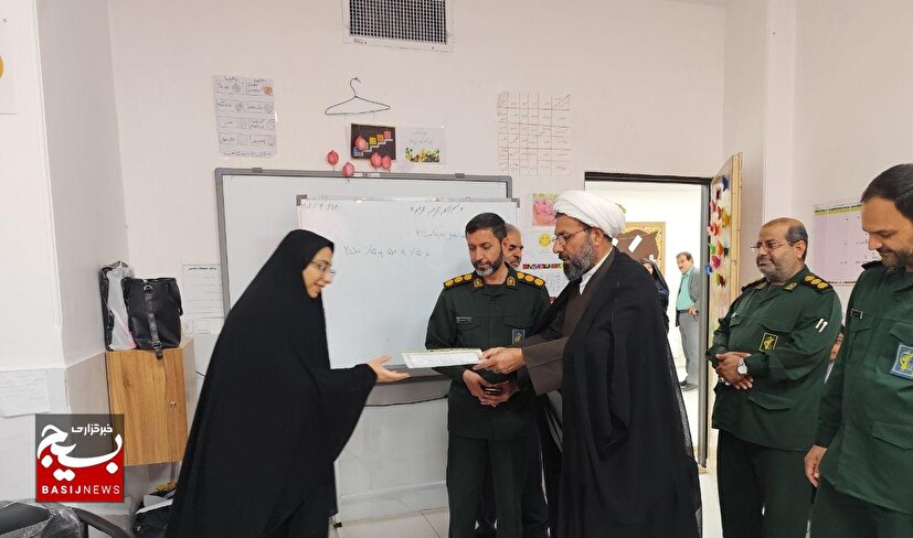 تجلیل از معلمان دبستان دخترانه ثارالله کرمان همزمان با هفته معلم