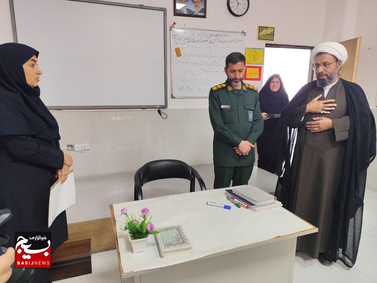 تجلیل از معلمان دبستان دخترانه ثارالله کرمان همزمان با هفته معلم