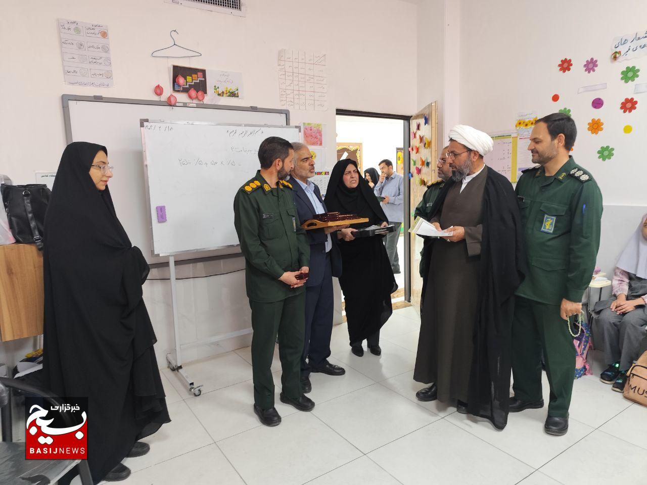 تجلیل از معلمان دبستان دخترانه ثارالله کرمان همزمان با هفته معلم