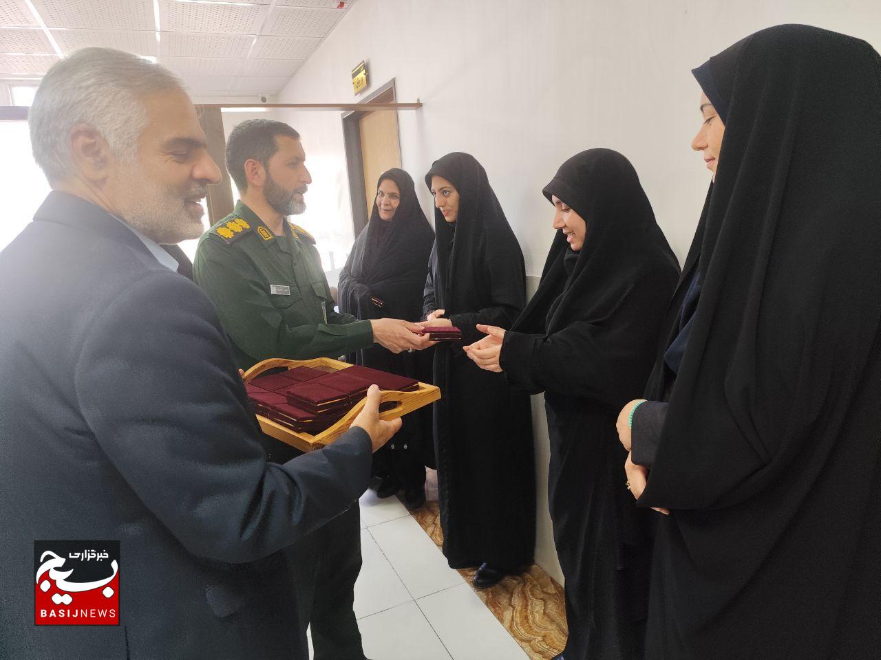 تجلیل از معلمان دبستان دخترانه ثارالله کرمان همزمان با هفته معلم
