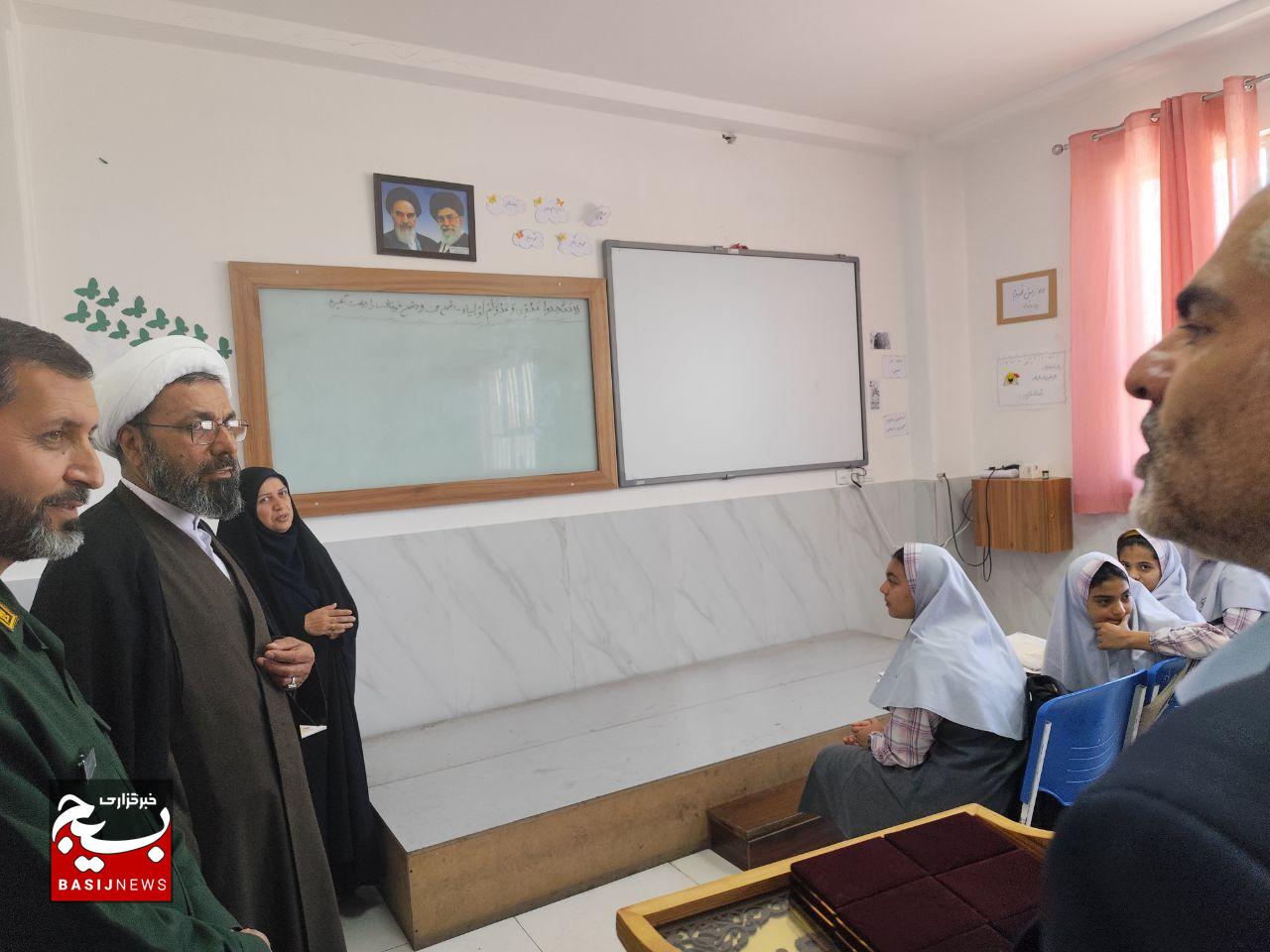تجلیل از معلمان دبستان دخترانه ثارالله کرمان همزمان با هفته معلم