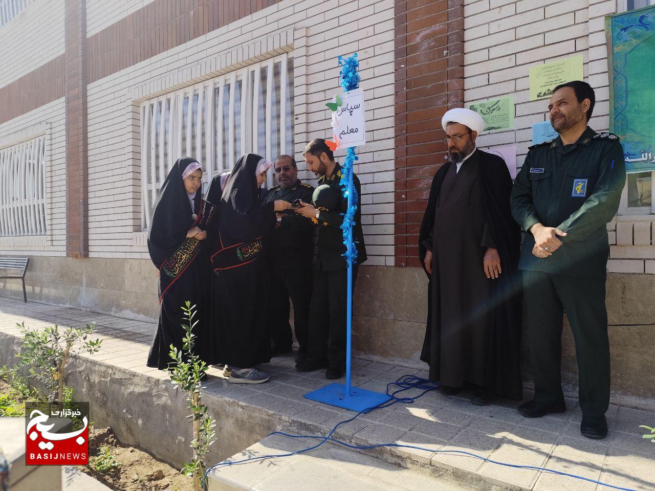 تجلیل از معلمان دبستان دخترانه ثارالله کرمان همزمان با هفته معلم