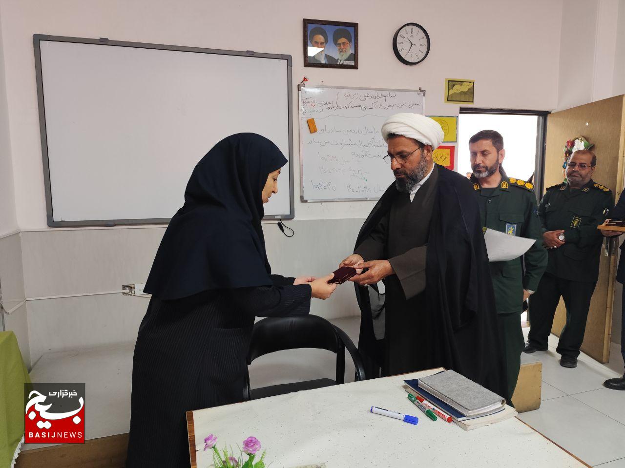 تجلیل از معلمان دبستان دخترانه ثارالله کرمان همزمان با هفته معلم