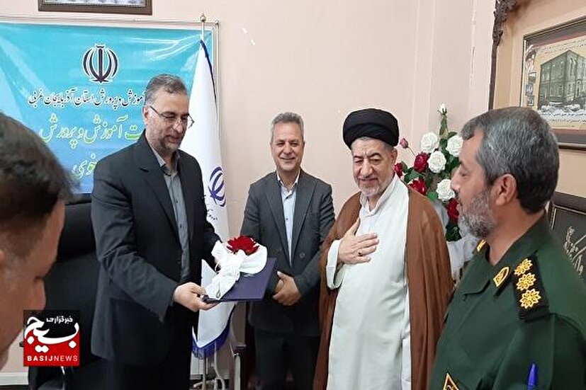 معلمان درس آزادگی به دانش‌آموزان بیاموزند