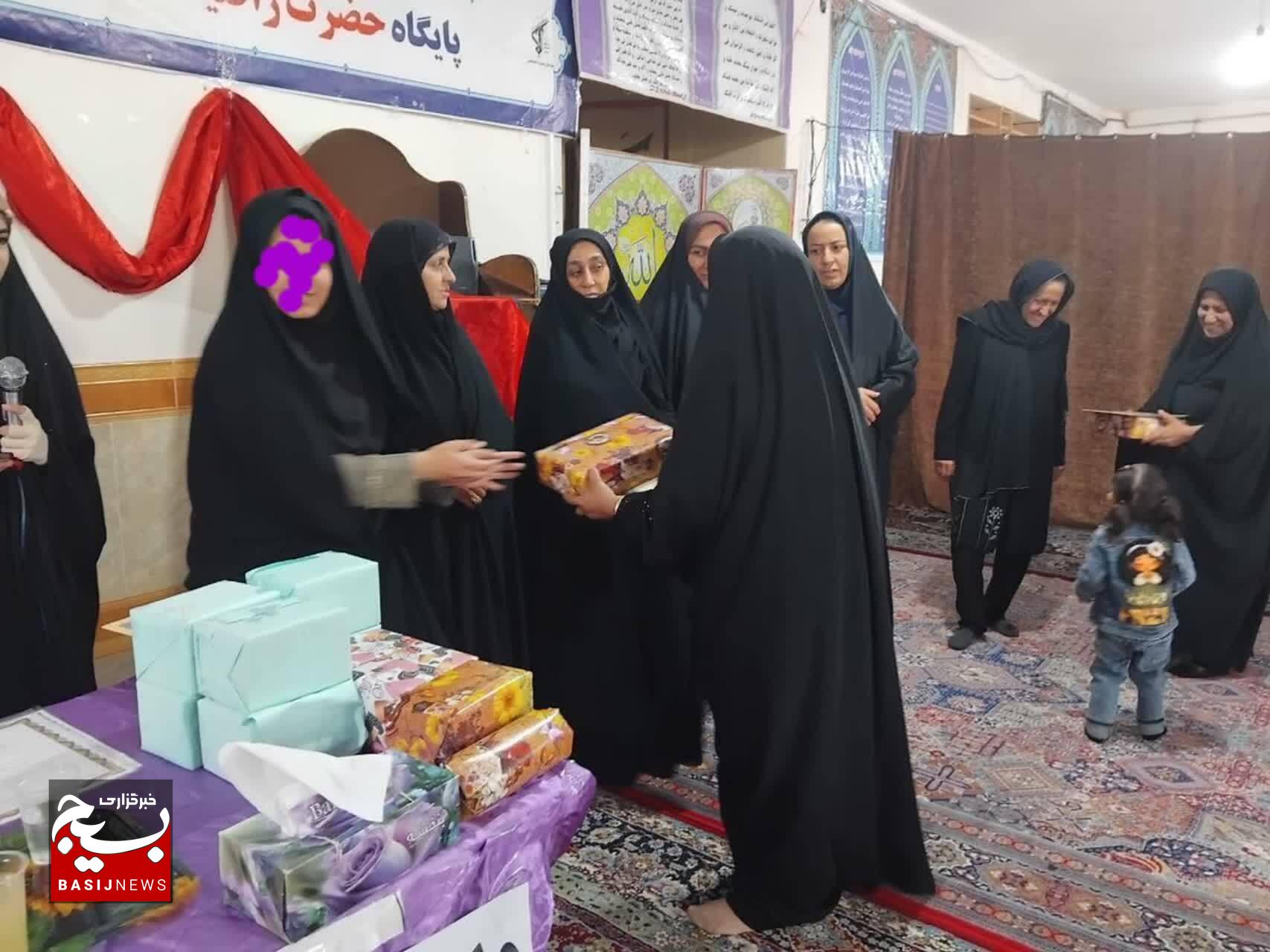 تجلیل از معلمان و فعالان قرآنی بسیجی روستای سرآبتاوه + (تصاویر)