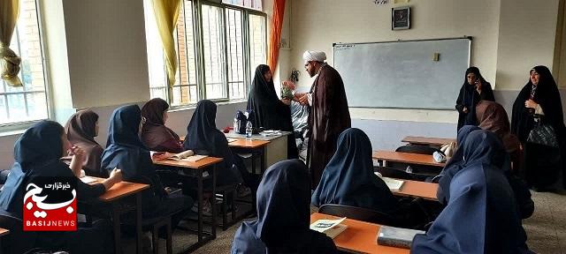 مسئول دفتر نمایندگی ولی فقیه در ناحیه ابوذر از مدارس منطقه ۱۹ در هفته معلم بازدید نمود