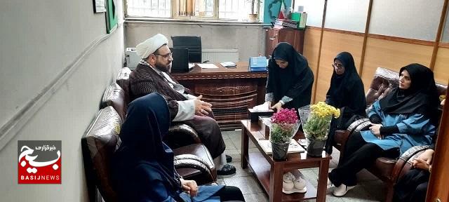 مسئول دفتر نمایندگی ولی فقیه در ناحیه ابوذر از مدارس منطقه ۱۹ در هفته معلم بازدید نمود