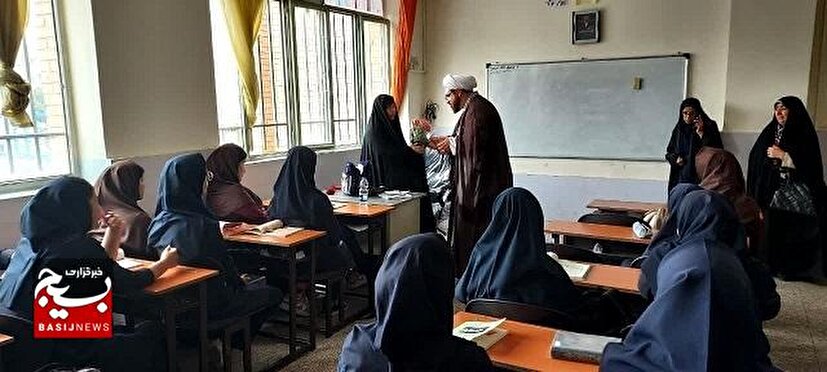 مسئول دفتر نمایندگی ولی فقیه در ناحیه ابوذر از مدارس منطقه ۱۹ در هفته معلم بازدید نمود