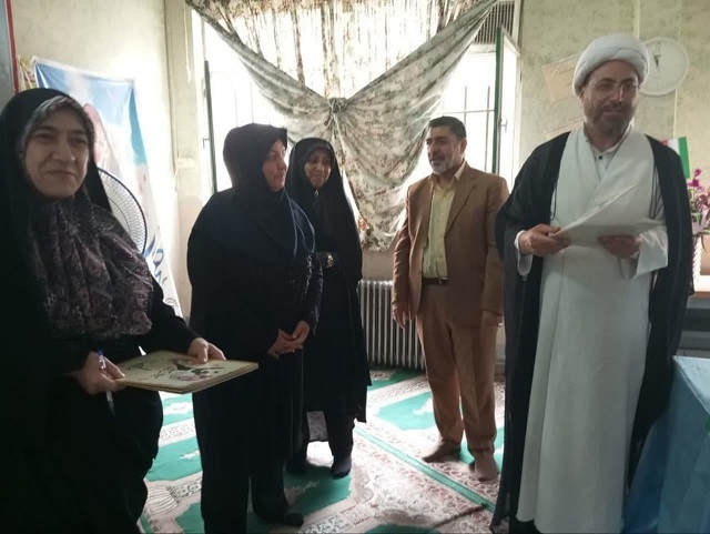 مسئول دفتر نمایندگی ولی فقیه در ناحیه شهید رجایی در هفته معلم از دبیرستان تربیت بازدید نمود