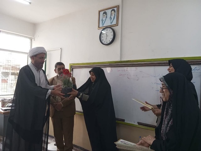 مسئول دفتر نمایندگی ولی فقیه در ناحیه شهید رجایی در هفته معلم از دبیرستان تربیت بازدید نمود