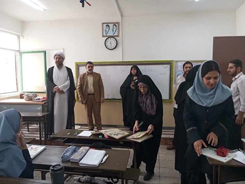 مسئول دفتر نمایندگی ولی فقیه در ناحیه شهید رجایی در هفته معلم از دبیرستان تربیت بازدید نمود