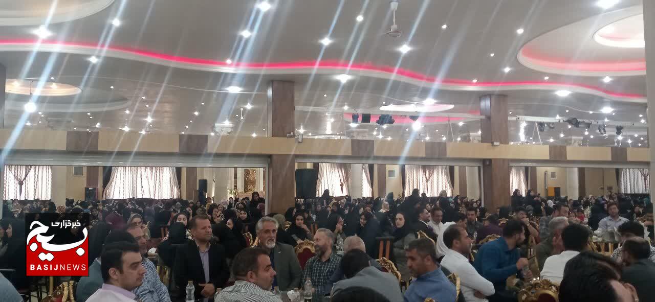 معلمان مجاهدان عرصه علم و دانش هستند
