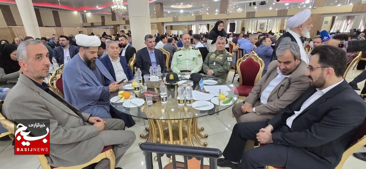 معلمان مجاهدان عرصه علم و دانش هستند