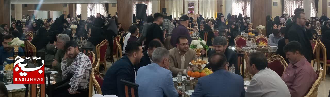 معلمان مجاهدان عرصه علم و دانش هستند