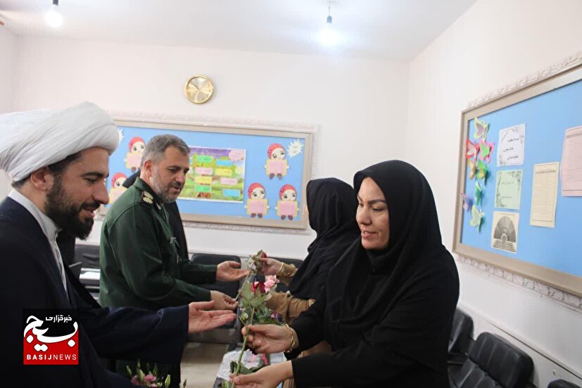 تقدیر از معلمان مدارس گرمسار و ایوانکی با حضور مسئولان سپاه ناحیه گرمسار انجام شد