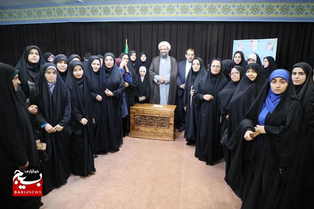 دیدار جمعی از معلمان و دانش‌آموزان با امام جمعه همدان