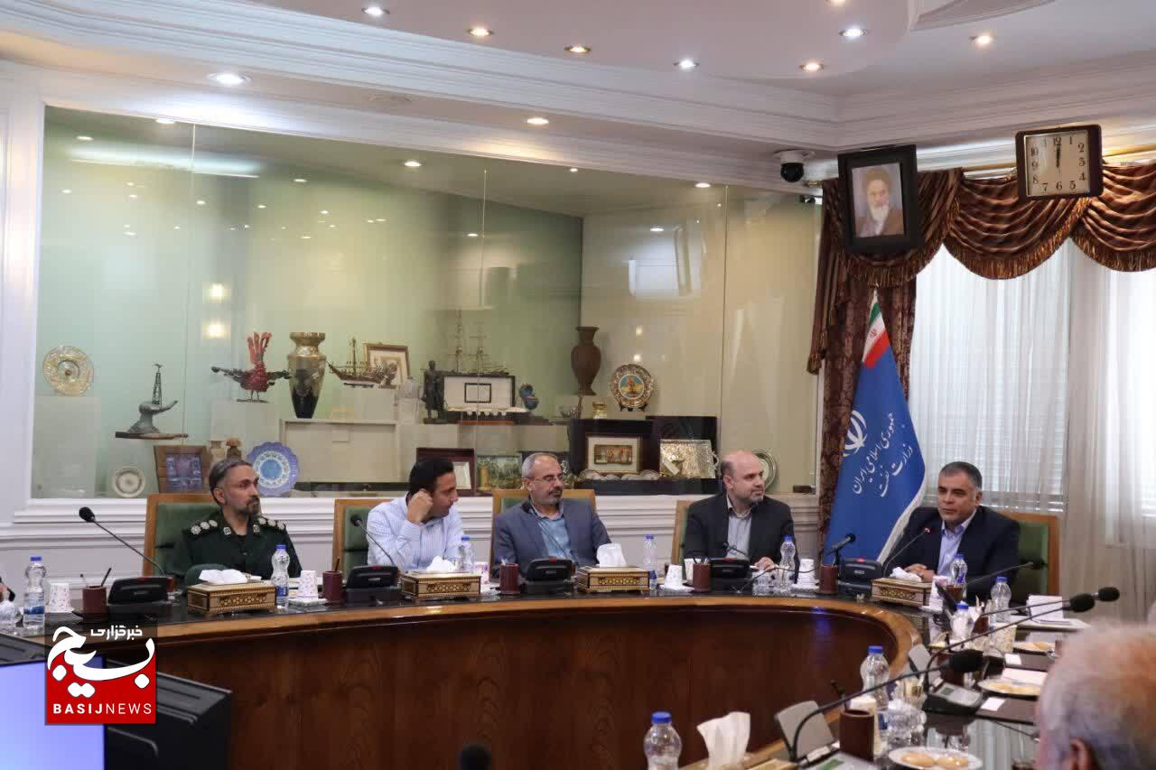 سردار سلیمانی رئیس سازمان بسیج مستضعفین طی حکمی، فرمانده جدید مرکز بسیج وزارتخانه نفت را منصوب نمود سردار سلیمانی رئیس سازمان بسیج مستضعفین طی حکمی، فرمانده جدید مرکز بسیج وزارتخانه نفت را منصوب نمود