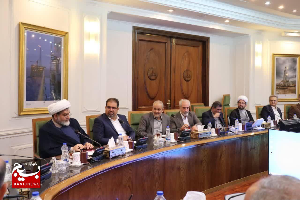 سردار سلیمانی رئیس سازمان بسیج مستضعفین طی حکمی، فرمانده جدید مرکز بسیج وزارتخانه نفت را منصوب نمود سردار سلیمانی رئیس سازمان بسیج مستضعفین طی حکمی، فرمانده جدید مرکز بسیج وزارتخانه نفت را منصوب نمود