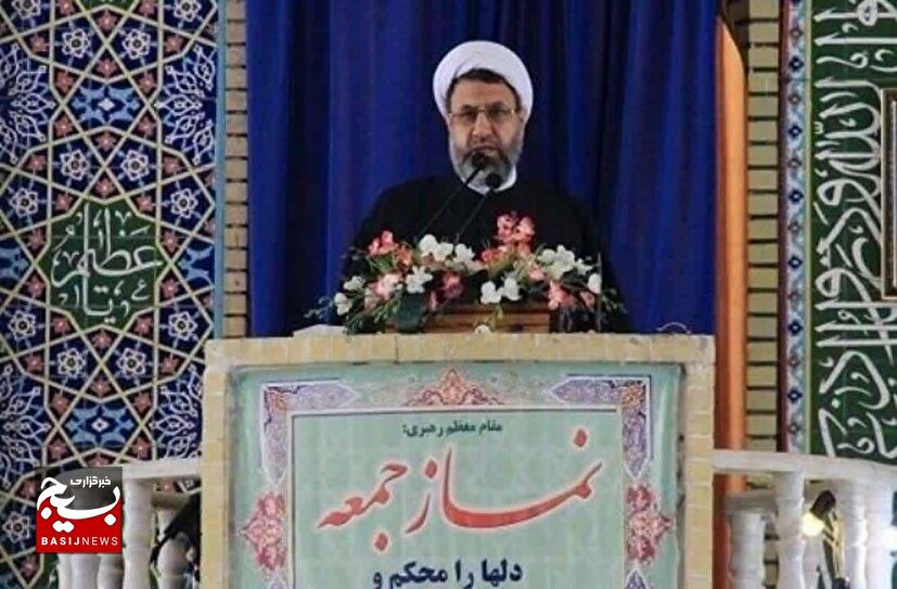 تلاش مجاهدانه و شجاعانه یکصد سال اخیرحوزه علمیه ستودنی است.