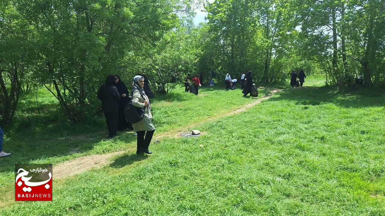 جمع آوری زباله‌های رها شده در طبیعت توسط دانش آموزان/ شادی و یک دنیا هیجان برای دانش آموزان روستای شترک