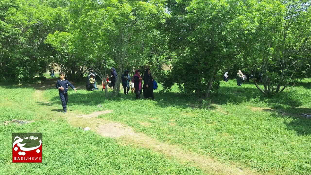 جمع آوری زباله‌های رها شده در طبیعت توسط دانش آموزان/ شادی و یک دنیا هیجان برای دانش آموزان روستای شترک