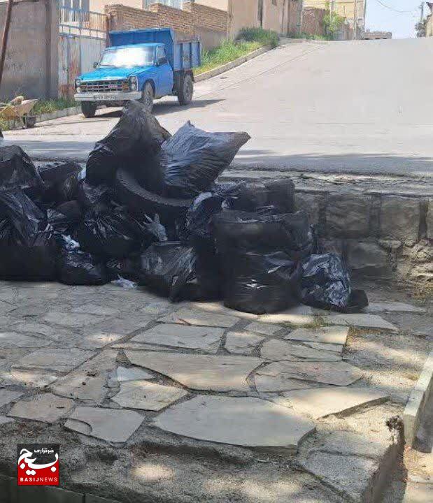 جمع آوری زباله‌های رها شده در طبیعت توسط دانش آموزان/ شادی و یک دنیا هیجان برای دانش آموزان روستای شترک