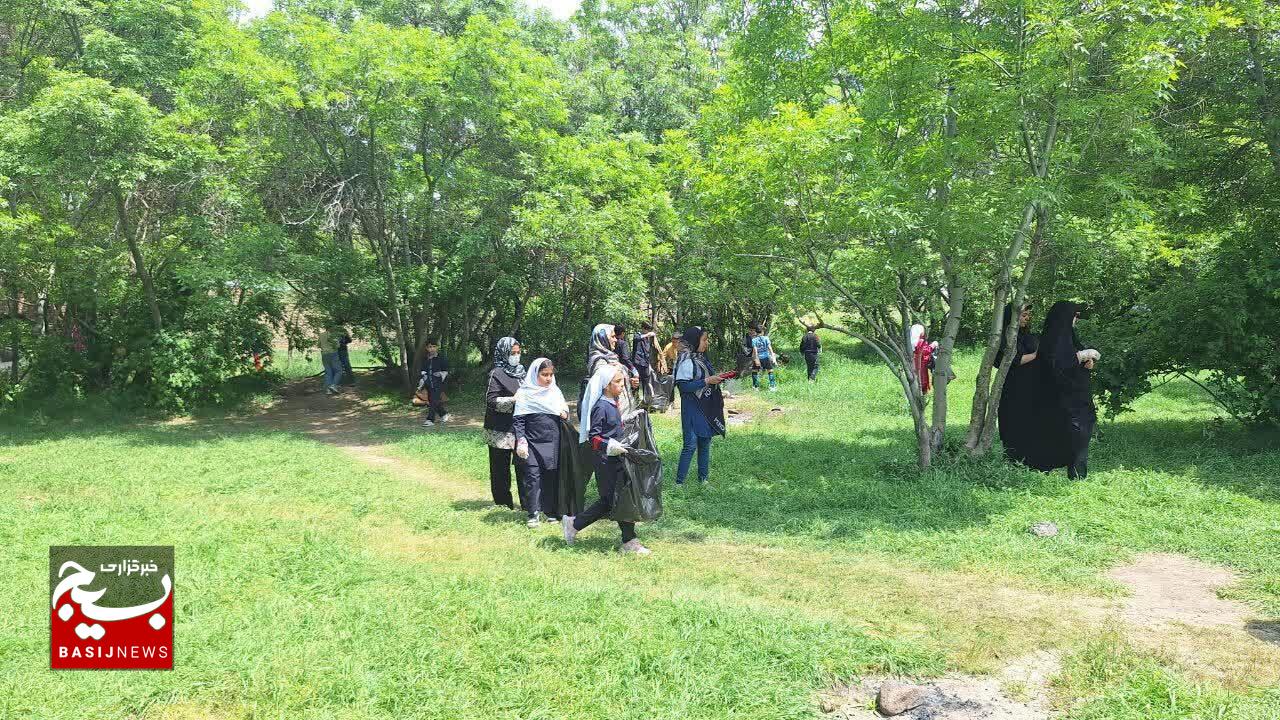 جمع آوری زباله‌های رها شده در طبیعت توسط دانش آموزان/ شادی و یک دنیا هیجان برای دانش آموزان روستای شترک
