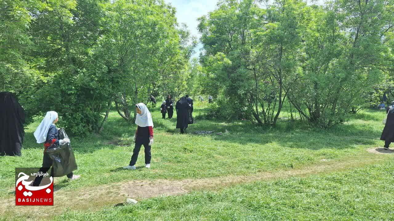 جمع آوری زباله‌های رها شده در طبیعت توسط دانش آموزان/ شادی و یک دنیا هیجان برای دانش آموزان روستای شترک