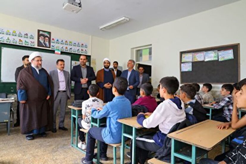 دیدار امام جمعه تبریز با معلمان و دانش‌آموزان مدرسه دوران ابتدایی خود به مناسبت هفته معلم