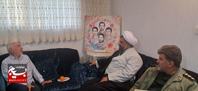 دیدار و سرکشی مسئول دفتر نمایندگی ولی فقیه در ناحیه قدس از خانواده معظم شهید عنایت زاده دیدار و سرکشی مسئول دفتر نمایندگی ولی فقیه در ناحیه قدس از خانواده معظم شهید عنایت زاده