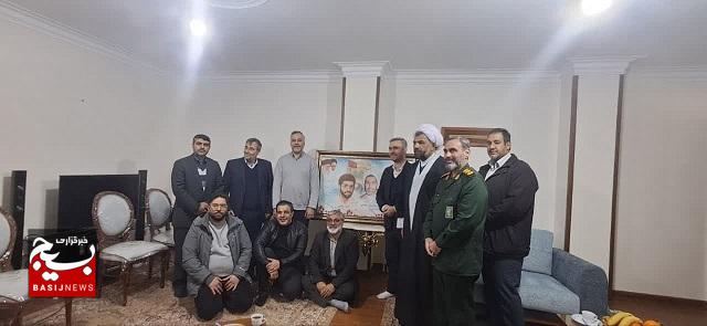 دیدار و سرکشی مسئول دفتر نمایندگی ولی فقیه در ناحیه قدس از خانواده معظم شهید عنایت زاده دیدار و سرکشی مسئول دفتر نمایندگی ولی فقیه در ناحیه قدس از خانواده معظم شهید عنایت زاده