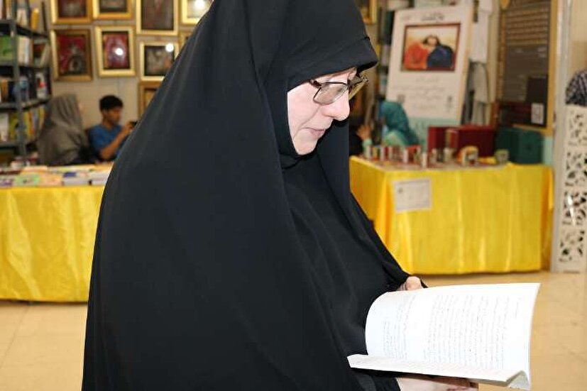 مسئول بسیج جامعه زنان کشور:
نمایشگاه‌های کتاب در تقویت هویت فرهنگی زنان نقش تاثیرگذاری دارند/ لزوم توجه به تولید محتوای جذاب در حوزه کتاب برای نسل جوان/انتشارات لشکر فرشتگان؛ پل ارتباطی بین فرهنگ و زنان