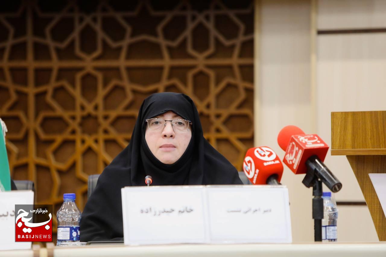 نشست «حکمرانی شهید رئیسی» با موضوع «روایت الگوی مردمی سازی و مدیریت جهادی شهید رییسی با رویکرد زن و خانواده»