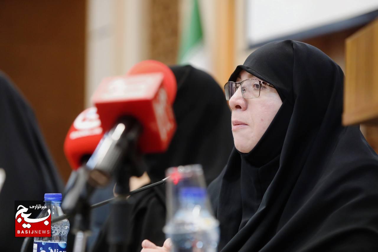 نشست «حکمرانی شهید رئیسی» با موضوع «روایت الگوی مردمی سازی و مدیریت جهادی شهید رییسی با رویکرد زن و خانواده»