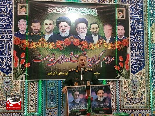 شهدای خدمت انسان هایی برجسته و کامل بودند