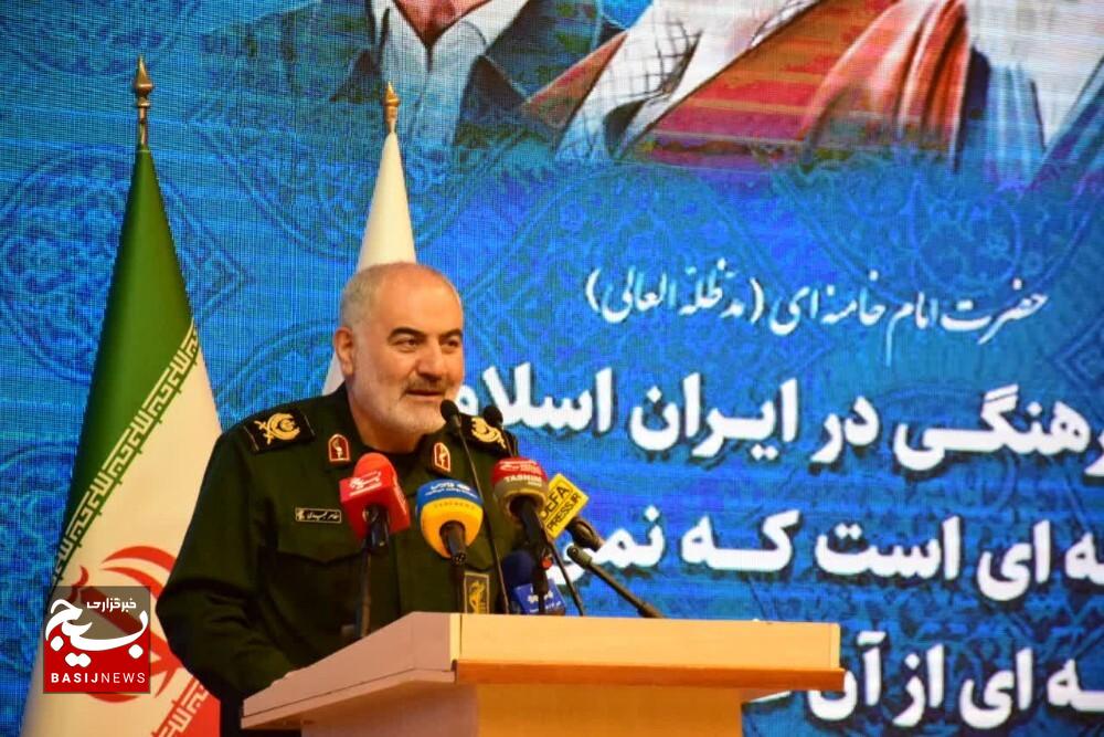 بزرگترین یادگاری و درس شهید رئیسی خدمت خالصانه و بی توقع به مردم است