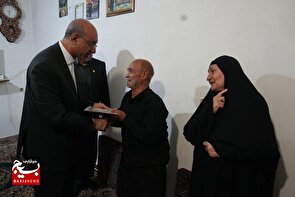دیدار استاندار کرمانشاه با خانواده شهیدان ایزدی و کرمی